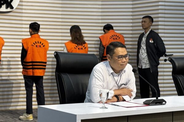 Terima Uang Paling Banyak, Tersangka Putri Citra Diduga Jadi Pengepul Uang Pemerasan Izin TKA Terima Uang Paling Banyak, Tersangka Putri Citra Diduga Jadi Pengepul Uang Pemerasan Izin TKA