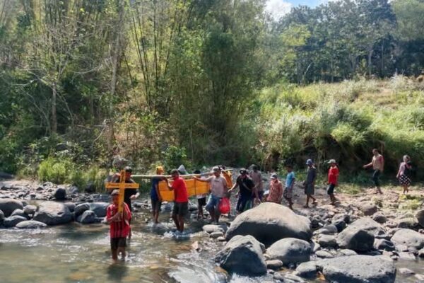 Warga Manggarai Timur NTT Pikul Peti Jenazah Seberangi Sungai akibat Akses Jalan Buruk