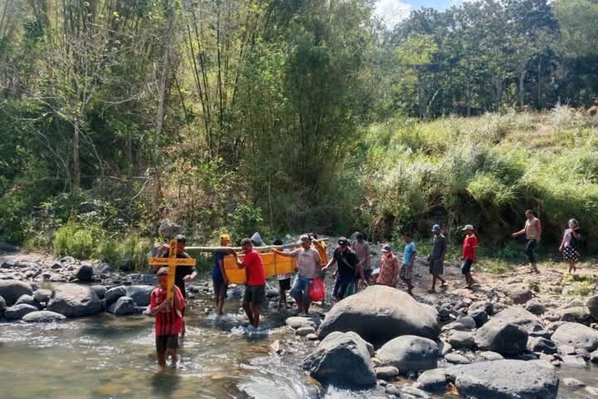 Warga Manggarai Timur NTT Pikul Peti Jenazah Seberangi Sungai akibat Akses Jalan Buruk